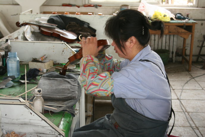 小提琴工藝：油漆 ，是經(jīng)過(guò)幾十道工藝，細(xì)細(xì)的打磨，才成如今這樣子的